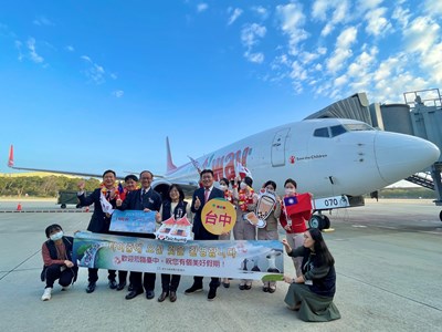 德威航空首航台中與機長及機組人員合影