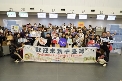 中台灣8縣市代表喜迎大韓航空首航旅客