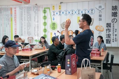 台灣味噌釀造文化館許立昇總經理推廣味噌知識-圖片來源-財團法人中衛發展中心