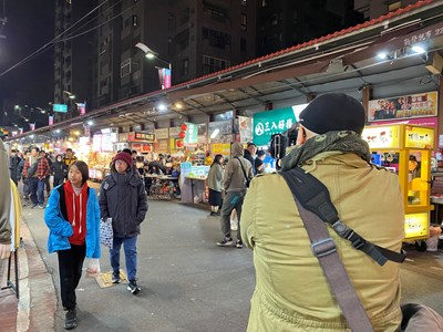 韓國記者拍攝逢甲夜市