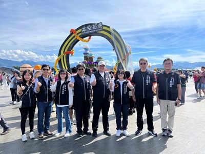 鄭副市長至花毯節現場及農特產區視察