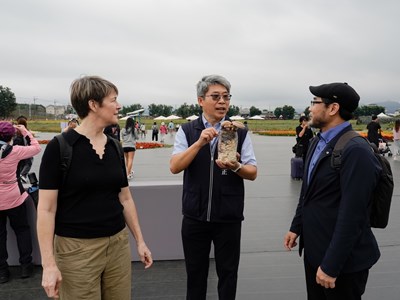 觀旅局陳育正副局長介紹香菇太空包永續利用