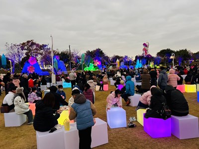 主燈秀現場配置250個發光座椅讓民眾可以舒服坐著賞燈