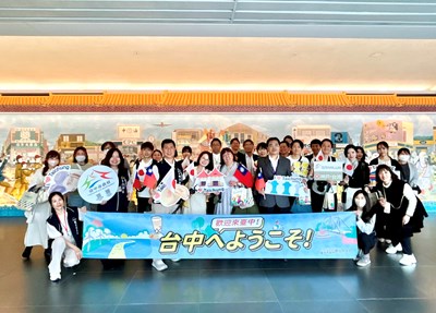 日本神戶首航旅客抵達台中大合照1
