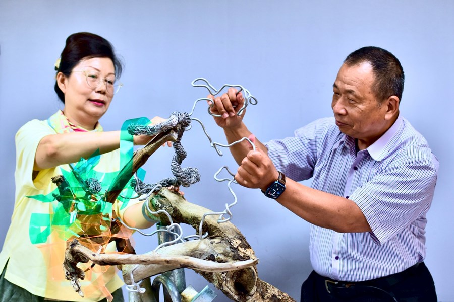 草月流大師呂芳運老師(右)與學生(左)共同構思創作中