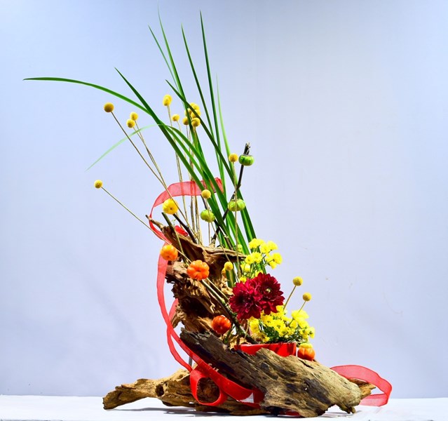 漂流木搭配花卉藝術創作