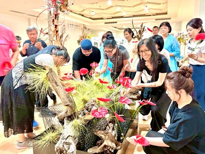 民眾運用草月「連花」技法共同完成作品