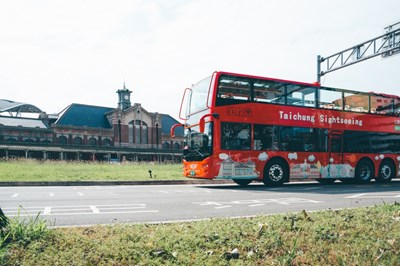 搭台中雙層觀光巴士欣賞台中火車站