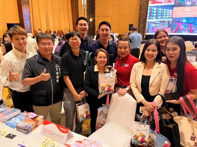 推廣會上與泰國業者合影