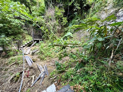 10號步道邊坡大範圍坍塌及掏空沖刷