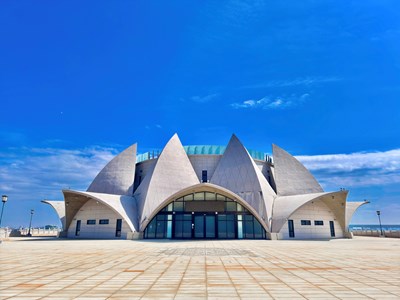 大安港媽祖文化園區基座外觀以白海豚環繞媽祖為意象打造