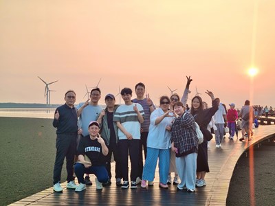 真航空踩線團於高美濕地合影