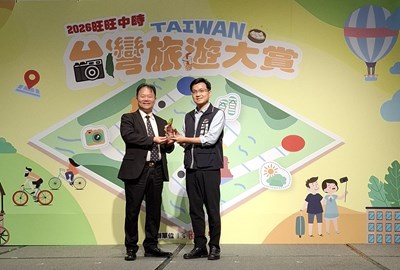 2中市觀旅局廖主任秘書志偉代表領獎