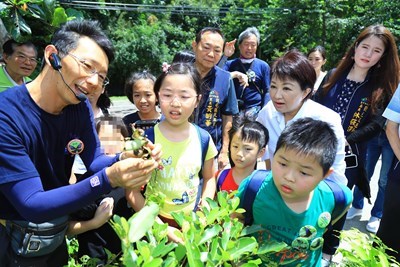 守護台灣紫斑蝶-盧市長鼓勵學童擔任環保小尖兵