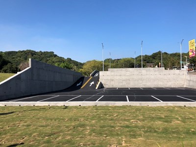 經補庫停車場東側經補路-東山路至祥順西路-旁的大斜坡空地雜草叢生-市府雖定期派員除草仍時有不明人士丟棄垃圾-嚴重影響市容及環境品質-故交通局擇此地啟動第四期擴建工程-因地勢高差達4公尺-故採階梯式設計-將提供44席汽車停車格