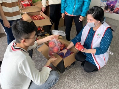 衛生局將陳先生贈送的禮物透過社會局分送給北台中家扶中心需要的家庭及兒童
