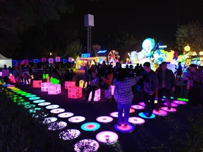 最佳戶外教材-台灣燈會-產業讚聲燈區-展企業縮影