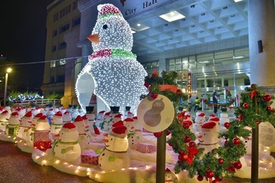 陽明市政大樓5公尺大雪人驚喜現身  創造「豐慶耶誕 雪境樂園」