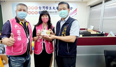 勞工局長張大春（右）頒發志願服務手冊
